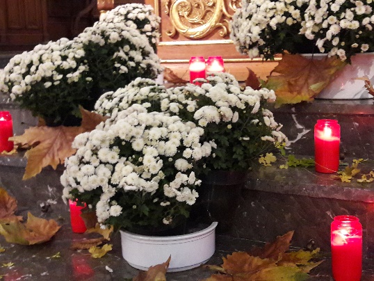 des fleurs et des bougies devant l'Autel
